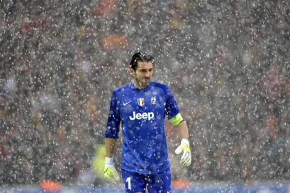  J9九游会平台_英超新纪录诞生！姆贝莫天价转会落定，总价7100万镑创下历史